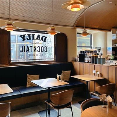 طاولات طعام معاصرة للمطاعم والحانات وكراسي مبطنة بإطار معدني